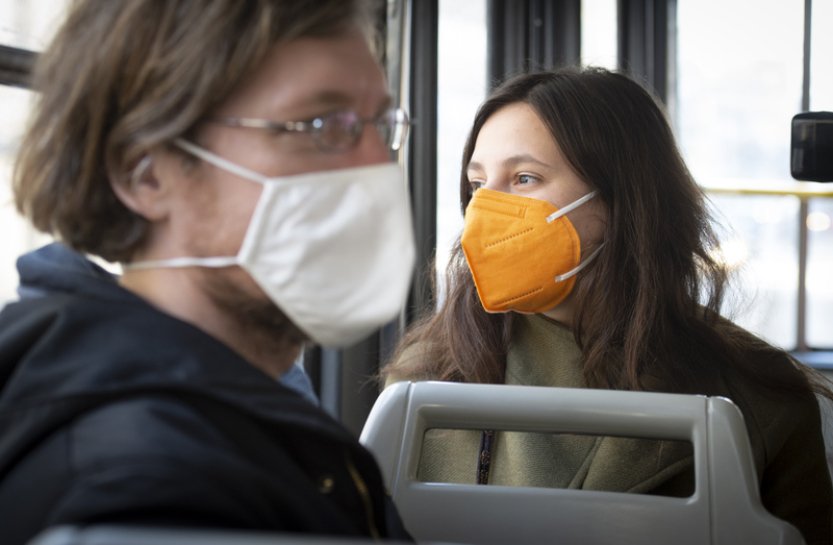 Analýza: Roušky a uzávěry nepochybně vedly k omezení šíření covidu-19