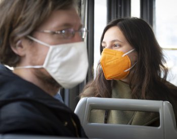 Analýza: Roušky a uzávěry nepochybně vedly k omezení šíření covidu-19