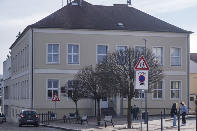 Žák ZŠ, který chtěl vystřelit na učitelku, je v diagnostickém ústavu