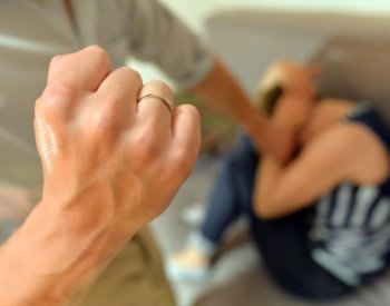 Lepší ochranu obětí domácího násilí má přinést novela, kterou schválila Sněmovna