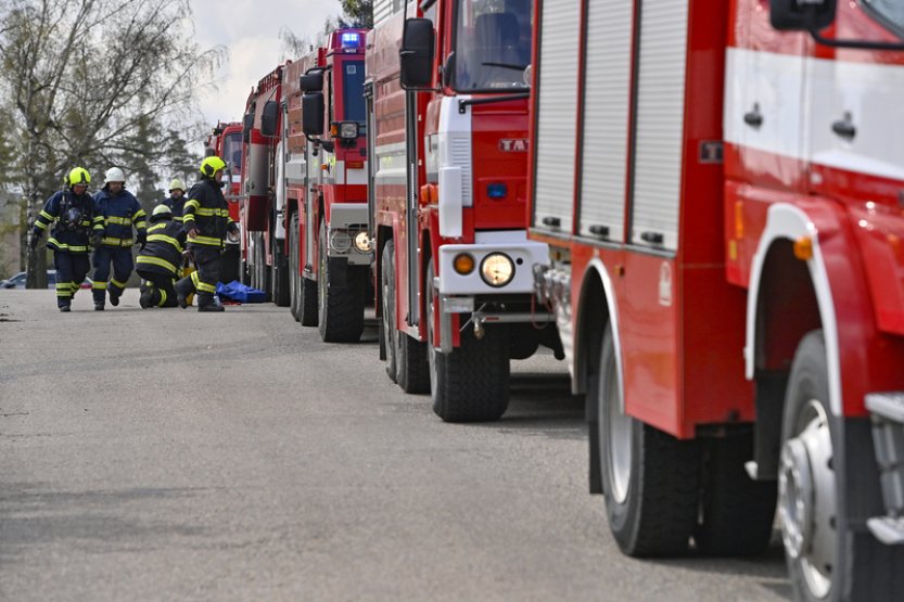 Při požáru domu v Halenkově na Vsetínsku zemřeli dva lidé, škoda pět milionů Kč
