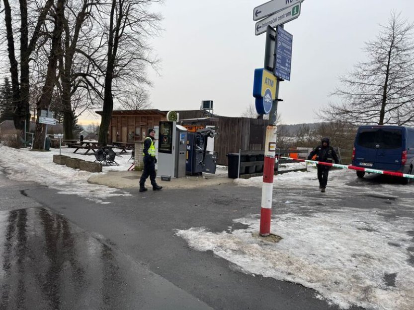 Na Ústecku někdo vnikl do bankomatu pomocí výbušniny, policie po pachateli pátrá