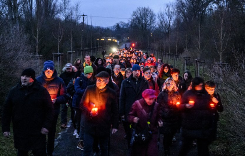 Průvodem se svíčkami si lidé v Terezíně připomněli památku obětí holokaustu