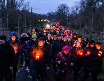 Průvodem se svíčkami si lidé v Terezíně připomněli památku obětí holokaustu