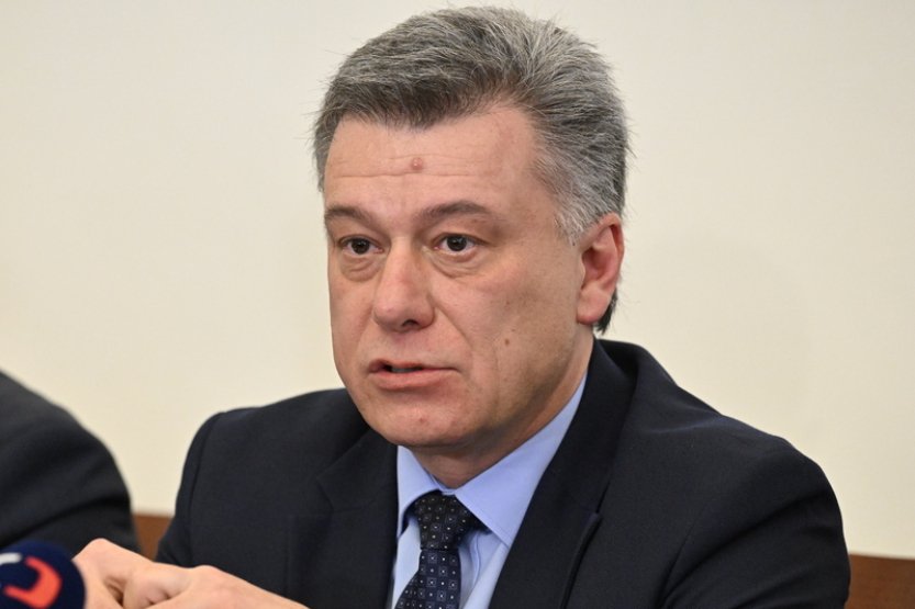 Sexuální zločinci by mohli mít v dětském certifikátu doživotní záznam