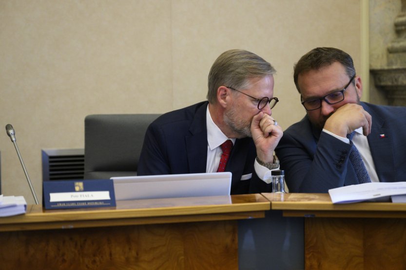 Vláda schválila zákon s povinným spořením firem na penzi části náročných profesí