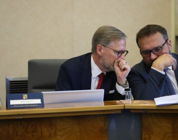 Vláda schválila zákon s povinným spořením firem na penzi části náročných profesí