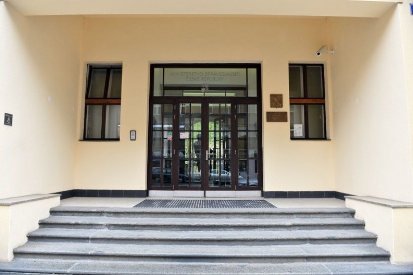 Ministerstvo spravedlnosti propustilo zaměstnance stíhaného za zbití žen