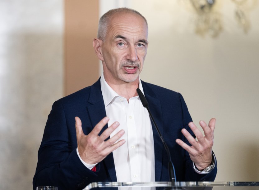 Pavel bude příští týden jednat s Asociací krajů, mj. o financování nepedagogů