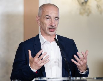 Pavel bude příští týden jednat s Asociací krajů, mj. o financování nepedagogů