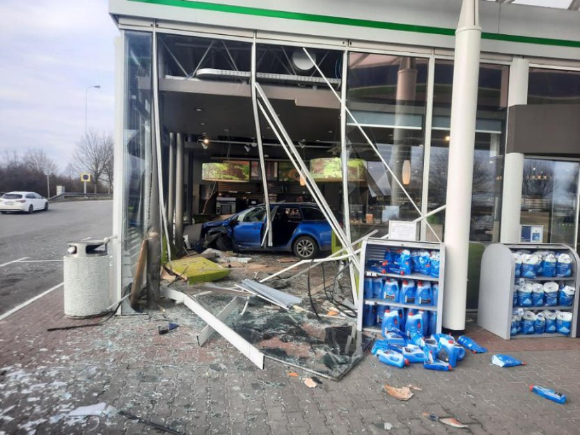 Mladý řidič vjel u Olomouce až do prodejny na čerpací stanici, nikdo nebyl zraněn