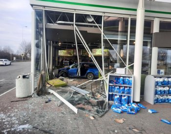 Mladý řidič vjel u Olomouce až do prodejny na čerpací stanici, nikdo nebyl zraněn