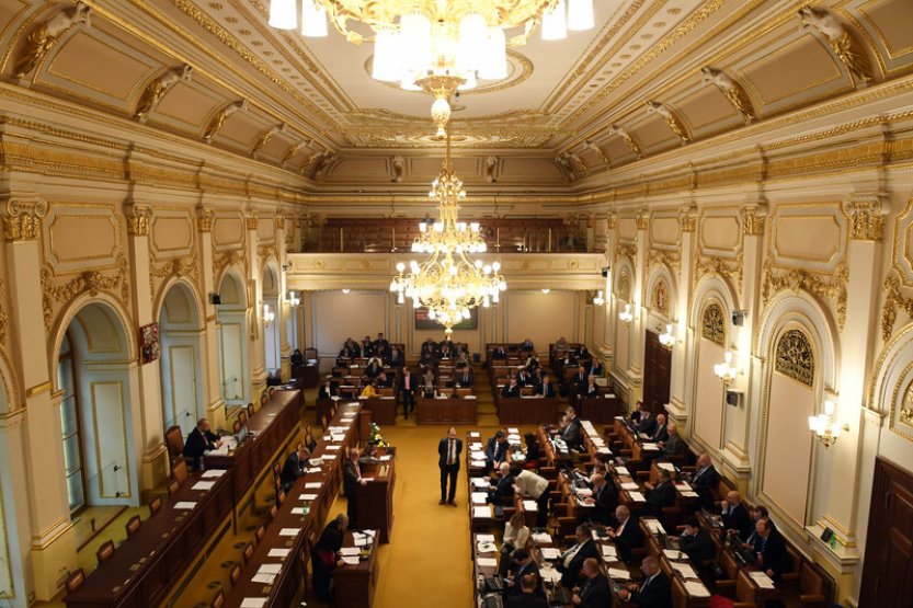 Poslanci rozhodnou o takzvaném hlídačkovném pro vysokoškolačky s malými dětmi