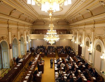 Poslanci rozhodnou o takzvaném hlídačkovném pro vysokoškolačky s malými dětmi