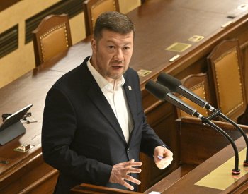 Poslanci by se měli zabývat růstem poplatků za ČT a ČRo i vydáním Okamury