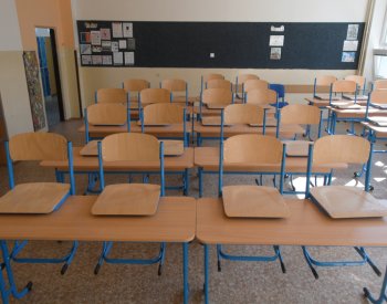 Živě: Vláda posoudí plán snížit počty menších škol