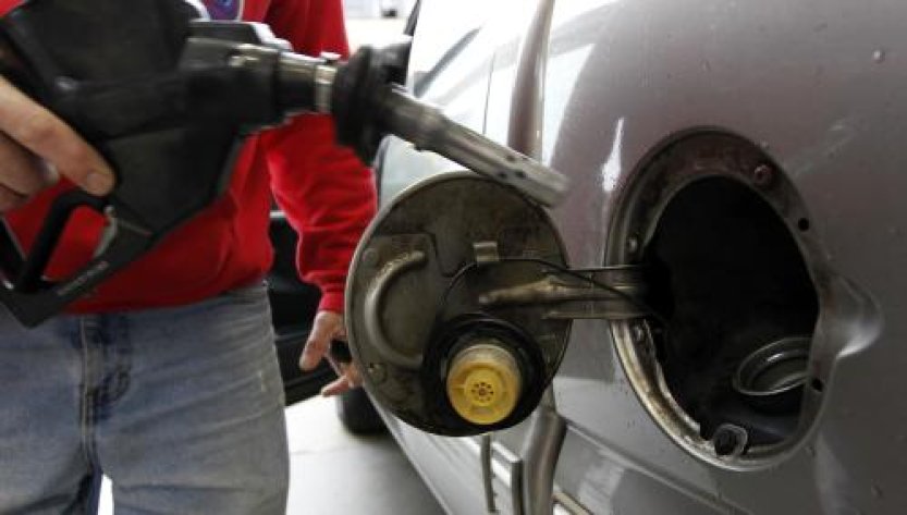 V Americe zbývá jeden stát, kde je nelegální natankovat vlastní auto