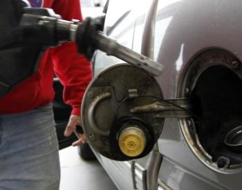 V Americe zbývá jeden stát, kde je nelegální natankovat vlastní auto