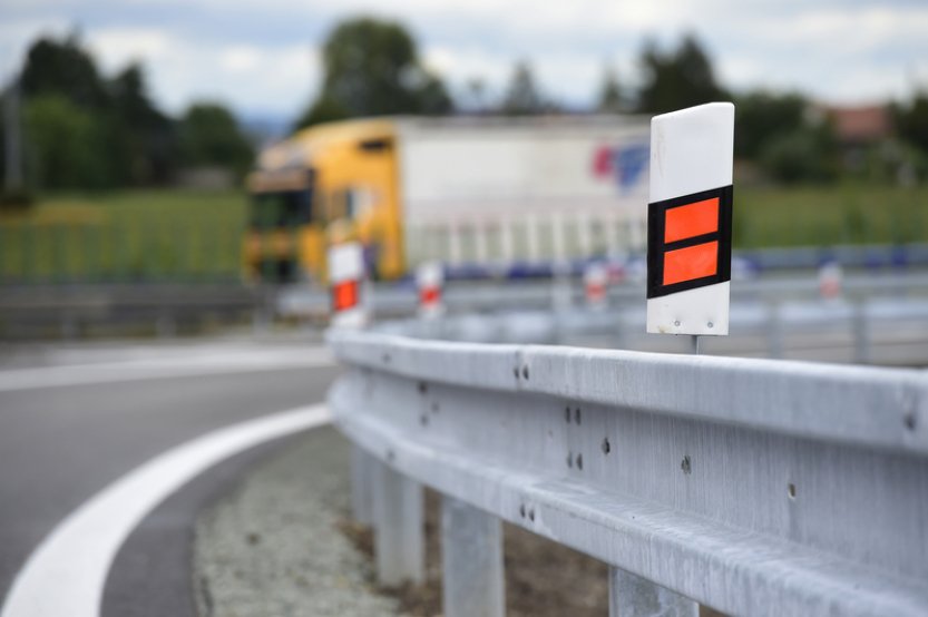 Policie stíhá posádku BMW, z něhož střílel spolujezdec po kamionu na D5 za Plzní