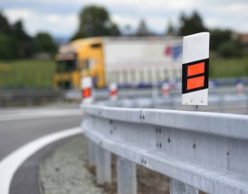 Policie stíhá posádku BMW, z něhož střílel spolujezdec po kamionu na D5 za Plzní