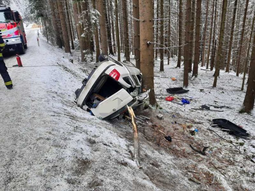 Poblíž Železné Rudě havaroval osobní vůz, čtyři osoby jsou zraněné, dvě vážně