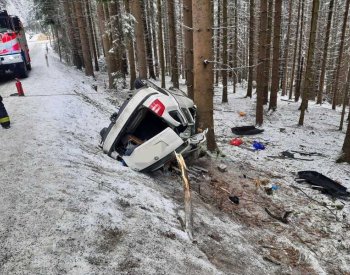 Poblíž Železné Rudě havaroval osobní vůz, čtyři osoby jsou zraněné, dvě vážně