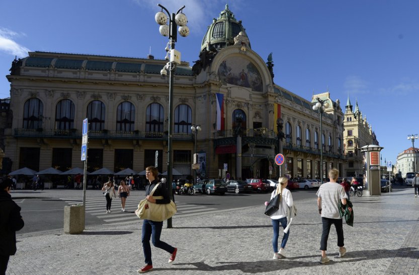 Policie evakuovala z plesu v Obecním domě stovky lidí, ohlášenou bombu nenašla