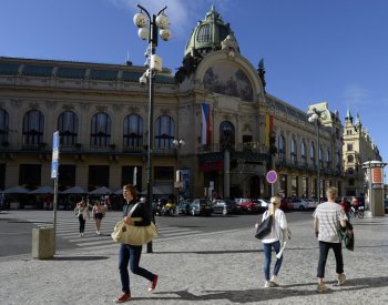Policie evakuovala z plesu v Obecním domě stovky lidí, ohlášenou bombu nenašla