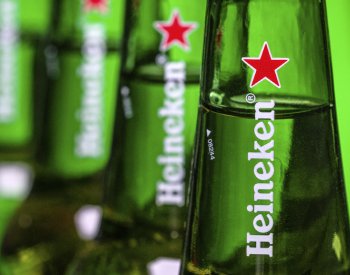 Nizozemský pivovar Heineken se úplně stáhl z Ruska, byznys tam prodal za euro