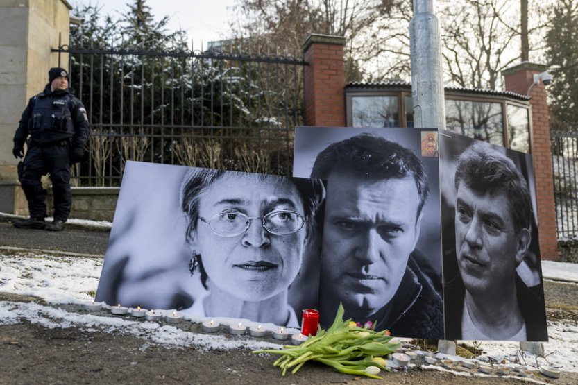 Lidé dnes před ruským velvyslanectvím v Praze uctili památku Alexeje Navalného