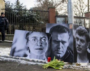 Lidé dnes před ruským velvyslanectvím v Praze uctili památku Alexeje Navalného