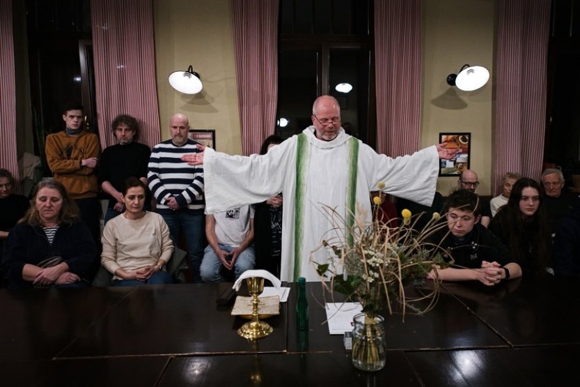 Při mši v zaplněné hospodě v České vyzval kněz Hanák k pochopení