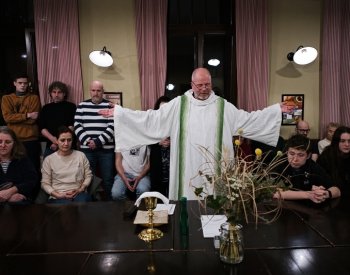 Při mši v zaplněné hospodě v České vyzval kněz Hanák k pochopení