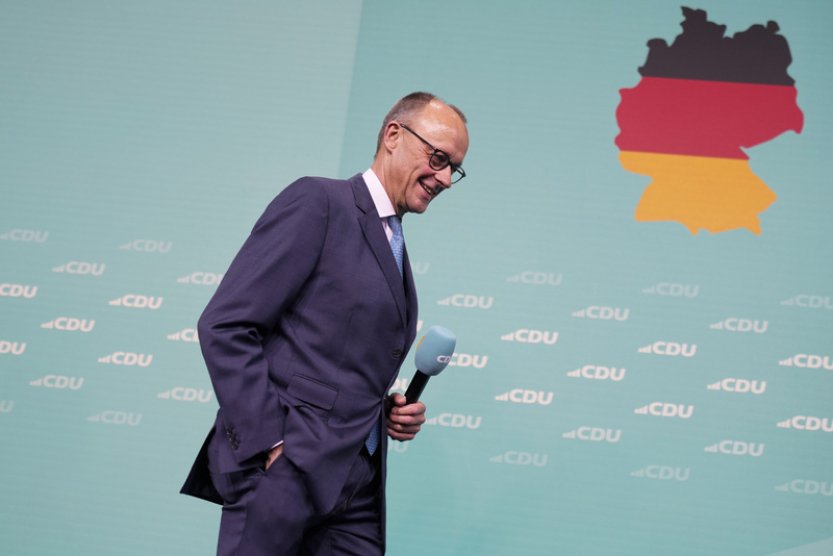 Koaliční politici pogratulovali Merzovi, Okamura doufal v ještě větší zisk AfD