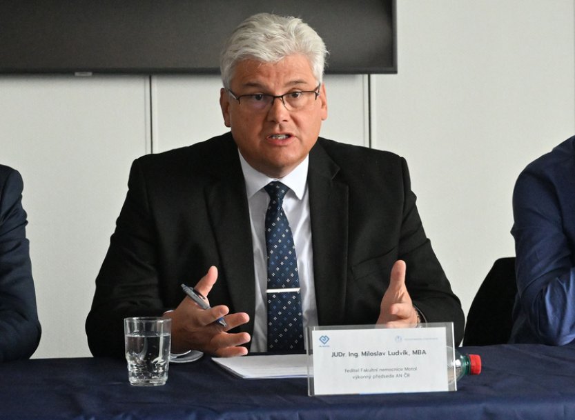 Policisté zasahují kvůli stavebním zakázkám v Motole, zadrželi Ludvíka a Janstu
