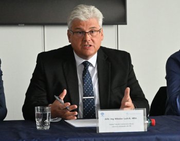 Policisté zasahují kvůli stavebním zakázkám v Motole, zadrželi Ludvíka a Janstu