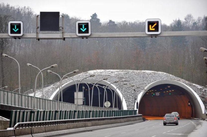 V Pisáreckém tunelu v Brně havaroval autobus, byly uzavřené oba tubusy
