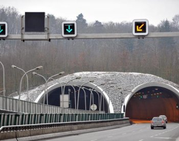 V Pisáreckém tunelu v Brně havaroval autobus, byly uzavřené oba tubusy