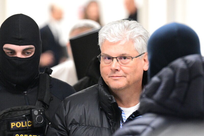 Soud začal jednat o tom, zda pošle bývalého ředitele FN Motol Ludvíka do vazby