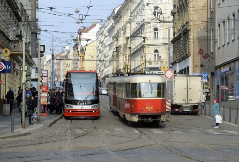 V Praze napadl řidič tramvaje ukrajinské cestující, situaci řeší DPP i policie