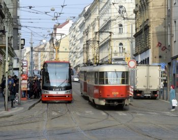 V Praze napadl řidič tramvaje ukrajinské cestující, situaci řeší DPP i policie