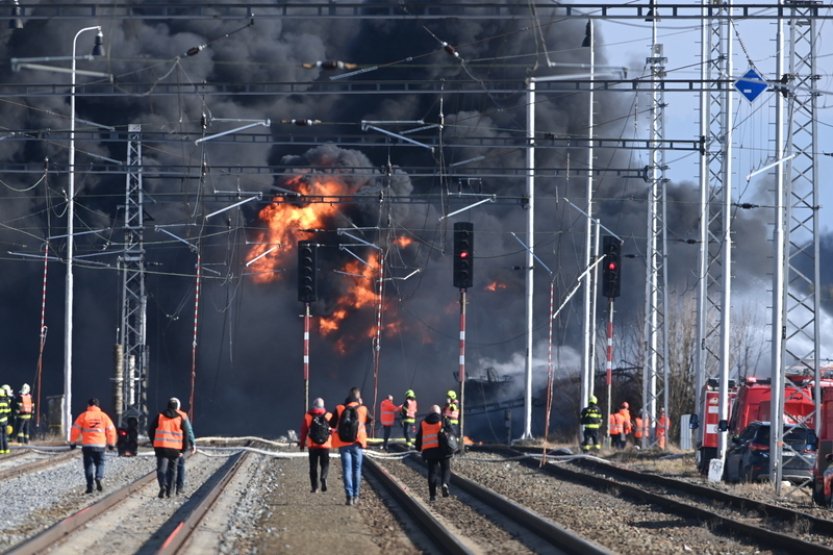 Na Přerovsku hoří vagony s benzolem, hrozí škody na životním prostředí