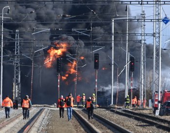 Na Přerovsku hoří vagony s benzolem, hrozí škody na životním prostředí