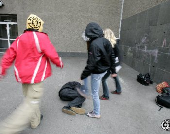 Předcházet násilí u dětí mohou krizové linky pomoci