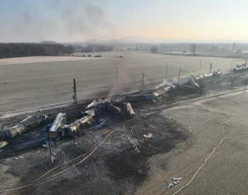 Požár cisteren se nešíří, stále zasahují desítky hasičů
