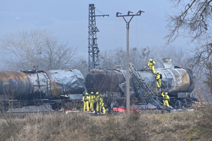 Odklízení havarovaných cisteren začne nejspíš v neděli