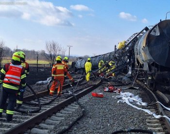 Hasiči u Hustopečí přečerpávají benzen, likvidaci požáru cisteren ještě nehlásili