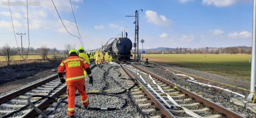 Odborníci odeberou u Hustopečí vzorky půdy po směru větru při požáru benzenu