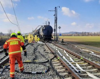 Odborníci odeberou u Hustopečí vzorky půdy po směru větru při požáru benzenu