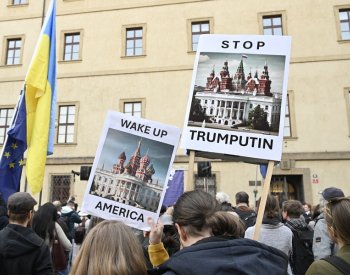 Stovky lidí na Malostranském náměstí vyjádřily podporu Ukrajině
